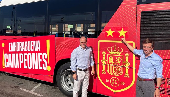 El alcalde de Madrid, José Luis Martínez-Almeida (i), y el delegado de Urbanismo, Movilidad y Medio Ambiente, Borja Carabante (d), colocan la segunda estrella en un bus de la EMT vinilado en apoyo a la Selección.