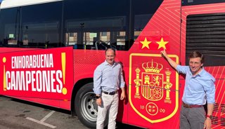 El alcalde de Madrid, José Luis Martínez-Almeida (i), y el delegado de Urbanismo, Movilidad y Medio Ambiente, Borja Carabante (d), colocan la segunda estrella en un bus de la EMT vinilado en apoyo a la Selección.