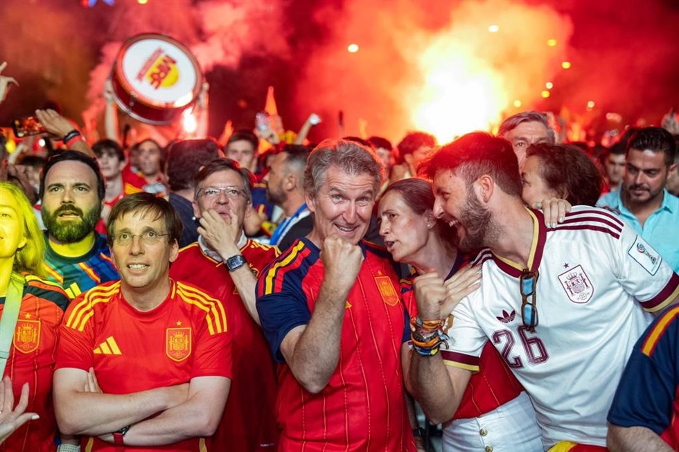 El líder del PP, Alberto Núñez Feijóo, celebra la victoria de España en el Mundial en la madrileña Plaza de Colón, junto al alcalde de Madrid, José Luis Martínez-Almeida.