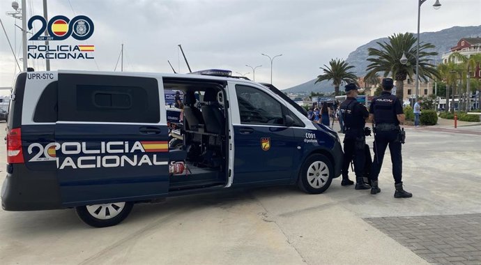 La Policía Nacional detiene a los tres ocupantes de una furgoneta con las placas "dobladas" y una moto robada en su interior