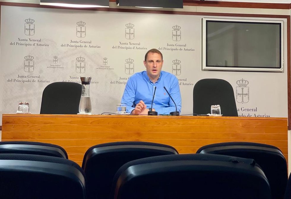 El portavoz parlamentario de Foro, Adrián Pumares, durante la rueda de prensa de este lunes en la Juna General.