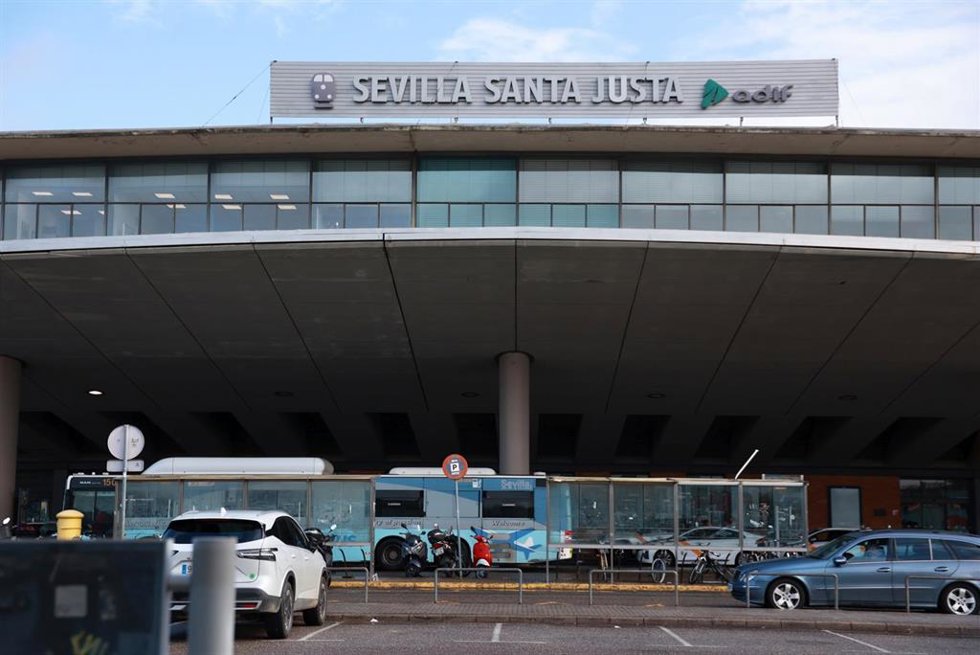 Archivo - Imagen de la entrada principal de la estación de trenes  Santa Justa de Sevilla. El encuentro a tenido lugar en la entrada a la estación Sevilla-Santa Justa. A 27 de enero de 2026, en Sevilla (Andalucía, España).