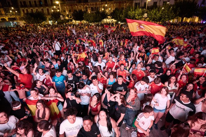 Aficionados de la selección española celebran la victoria de España durante  la final del Mundial de fútbol 2026, en la plaza del Castillo, a 19 de julio de 2026, en Pamplona, Navarra (España).