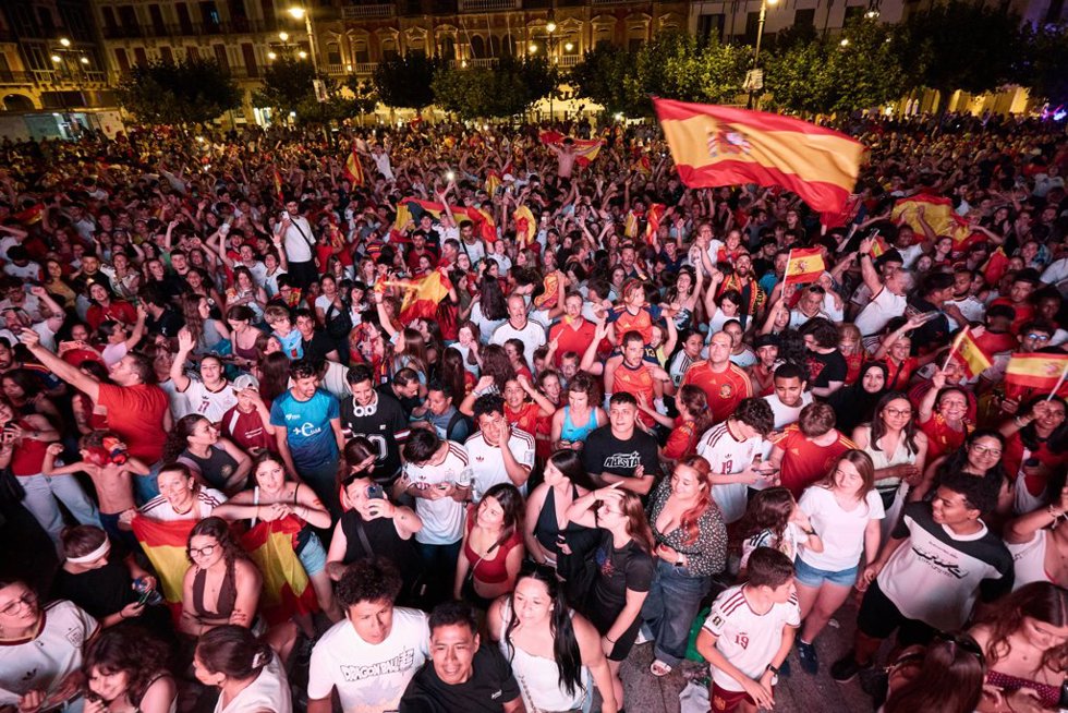 Aficionados de la selección española celebran la victoria de España durante  la final del Mundial de fútbol 2026, en la plaza del Castillo, a 19 de julio de 2026, en Pamplona, Navarra (España).