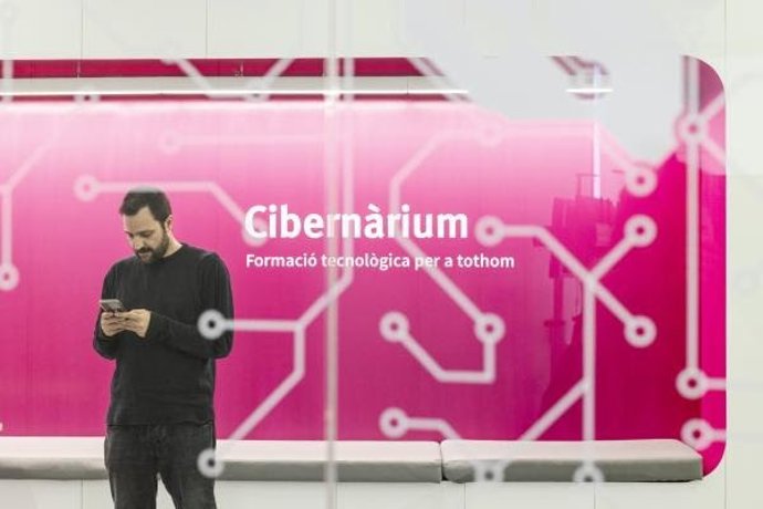Un home en una de les dues seus del Cibernàrium de Barcelona Activa 