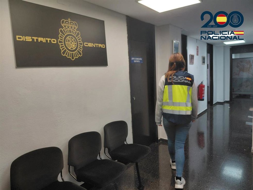 Una agente de la Policía Nacional, de espaldas.