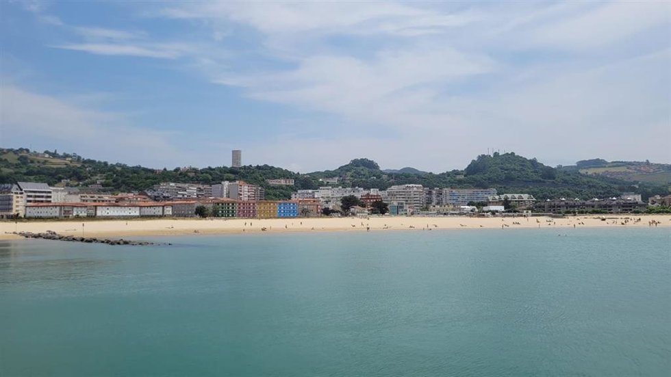 Laredo. Vista de la villa pejina desde el mar. Playa