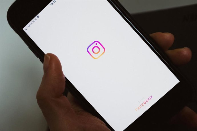 Imagen de la pantalla de un móvil con el logotipo de Instagram