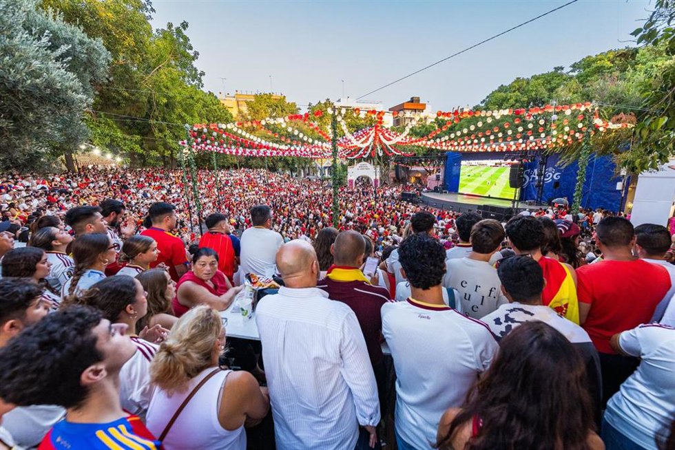 Pantalla gigante para seguir la final del mundial en la Feria de San Fernando.