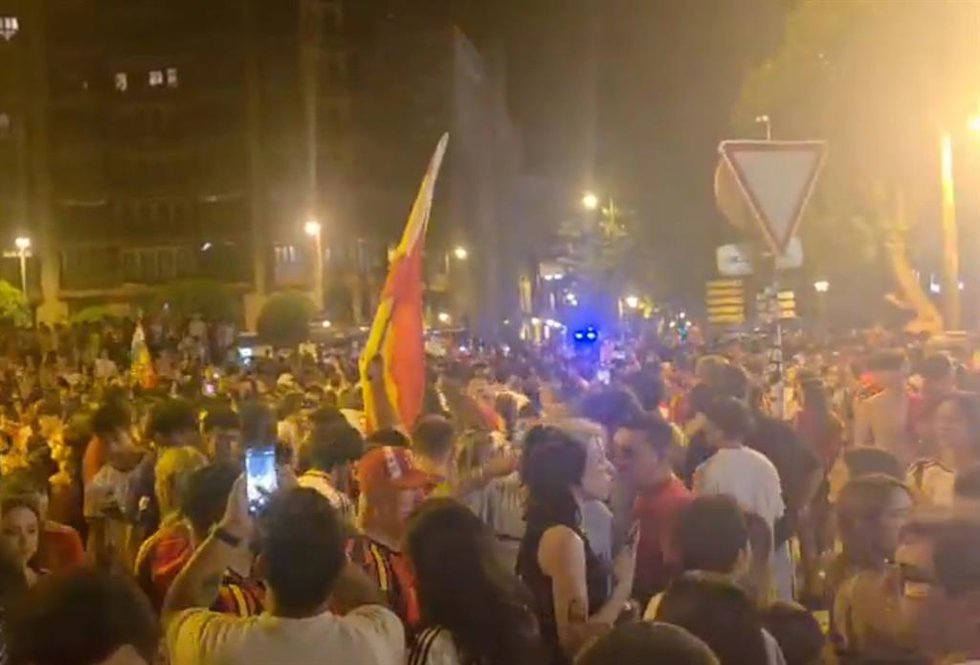 Imagen de la celebración anoche en Murrieta de la victora española en el Mundial.