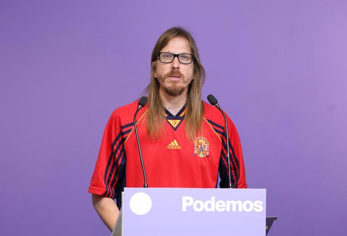 O secretário de Organização e porta-voz do Podemos, Pablo Fernández, durante uma coletiva de imprensa na sede do Podemos, em 20 de julho de 2026, em Madri (Espanha).