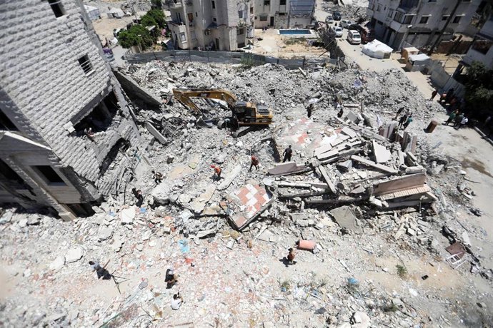 Trabajos de búsqueda y rescate tras un bombardeo del Ejército de Israel en julio de 2026 contra un edificio en la ciudad de Gaza, a pesar del alto el fuego pactado en octubre de 2025 (archivo)
