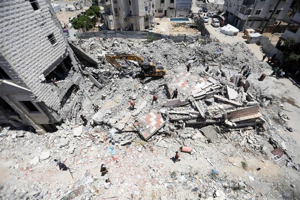 Trabajos de búsqueda y rescate tras un bombardeo del Ejército de Israel en julio de 2026 contra un edificio en la ciudad de Gaza, a pesar del alto el fuego pactado en octubre de 2025 (archivo)