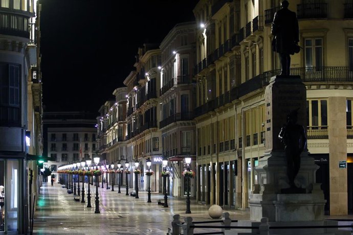 Archivo - Vistas nocturnas de las calles de Málaga con la estatua del Marqués de Larios
