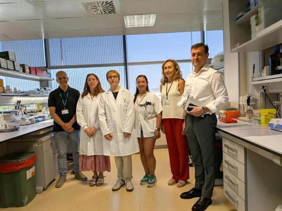 La consejera de Salud, María Martín, junto a investigadores