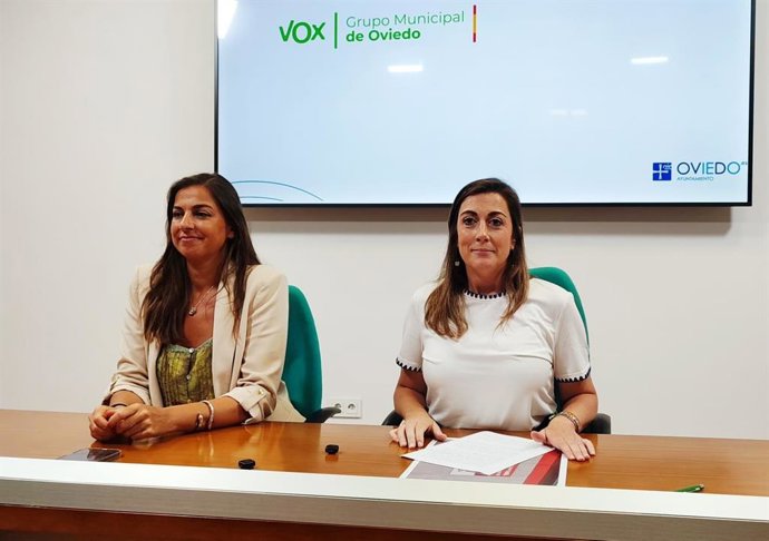 La portavoz de Vox en el Ayuntamiento de Oviedo, Sonsoles Peralta, y la concejala Alejandra González.