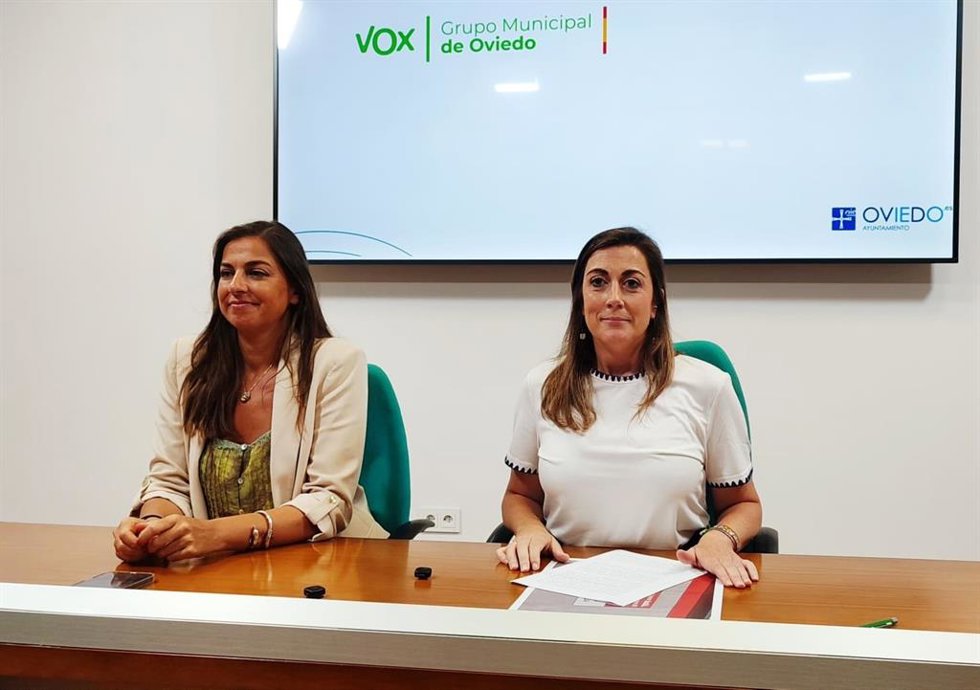 La portavoz de Vox en el Ayuntamiento de Oviedo, Sonsoles Peralta, y la concejala Alejandra González.