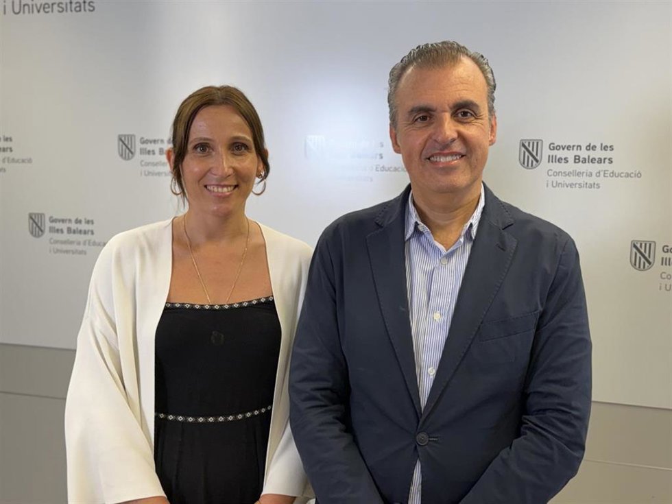 La directora general de Personal Docente y Centros Concertados, Joana Maria Cabrer, y el conseller Antoni Vera.