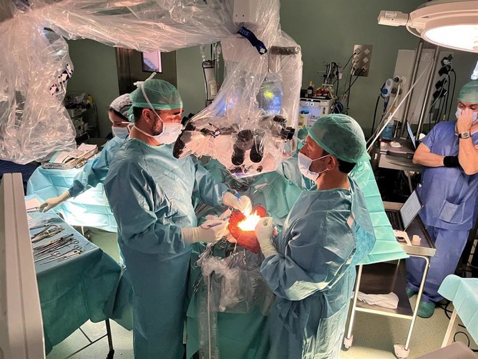 El Doctor Narros y el Doctor Almarcha durante una intervención en el quirófano del Hospital Viamed Fátima de Sevilla