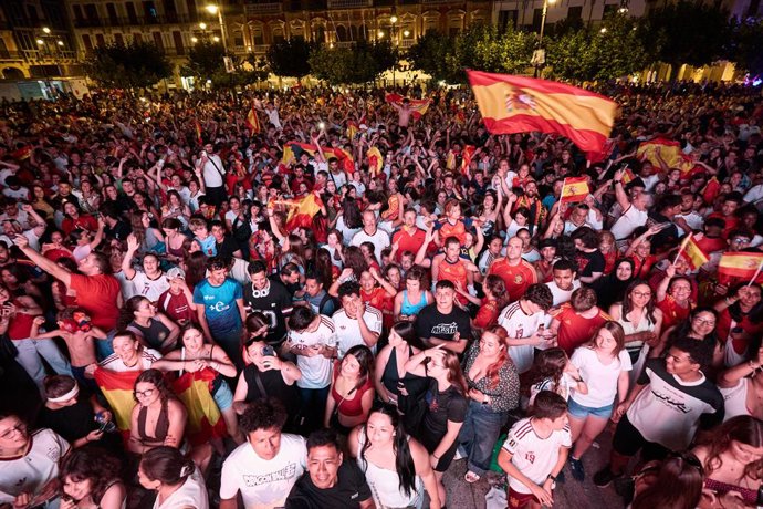 Torcedores da seleção espanhola comemoram a vitória da Espanha durante a final da Copa do Mundo de 2026, na Praça do Castillo, em 19 de julho de 2026, em Pamplona, Navarra (Espanha). O atacante Nico Williams e o meio-campista Mikel Merino s