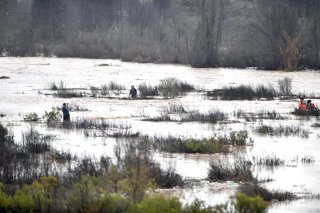 La Serena, 18 de julio de 2026. hombre cae al rio Elqui en la Serena siendo arrastrado por la corriente la que había aumentado a causa de las fuertes lluvias. Personal de bomberos y carabineros lograron rescatarlo y ponerlo a salvo. Alejandro
