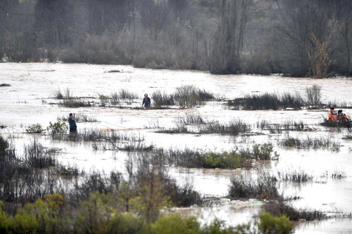 La Serena, 18 de julio de 2026. hombre cae al rio Elqui en la Serena siendo arrastrado por la corriente la que había aumentado a causa de las fuertes lluvias. Personal de bomberos y carabineros lograron rescatarlo y ponerlo a salvo. Alejandro