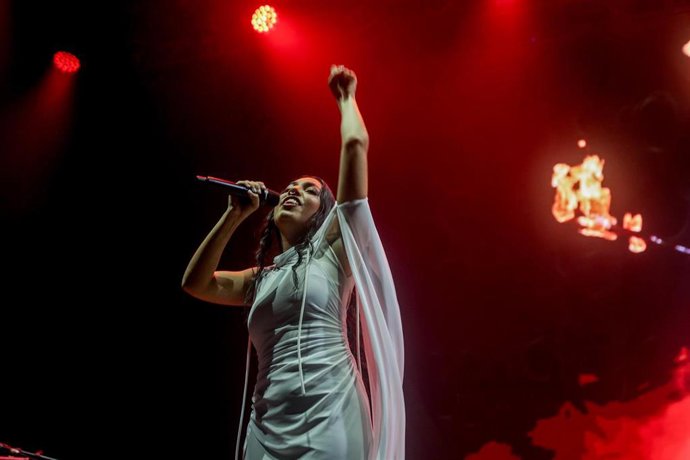 Archivo - La cantante María José Llergo actúa durante su concierto en las Noches del Botánico de Madrid, en el Real Jardín Botánico Alfonso XIII, a 10 de julio de 2024, en Madrid (España). 