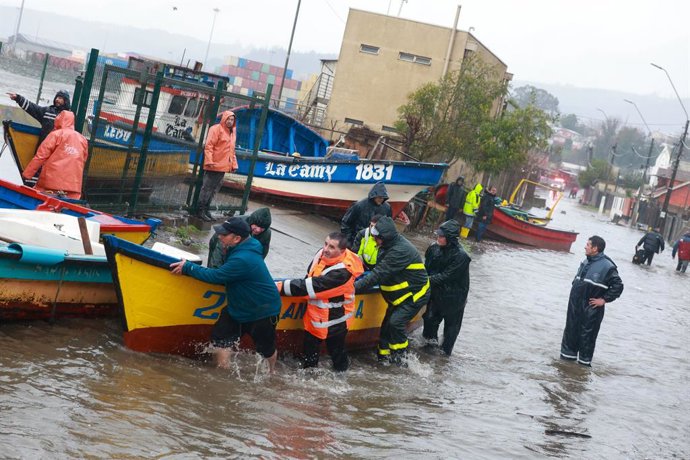 Penco, 16 de julio de 2026 Pescadores del sector Cerro Verde Bajo, intentan rescatar sus botes que son arrastrados por la la marea que ingreso hasta la calle. Carlos Acuna/Aton Chile
