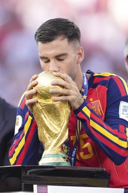 El futbolista de Roquetas de Mar (Almería) Alex Baena besa la Copa del Mundo tras proclamarse campeón con la selección española.