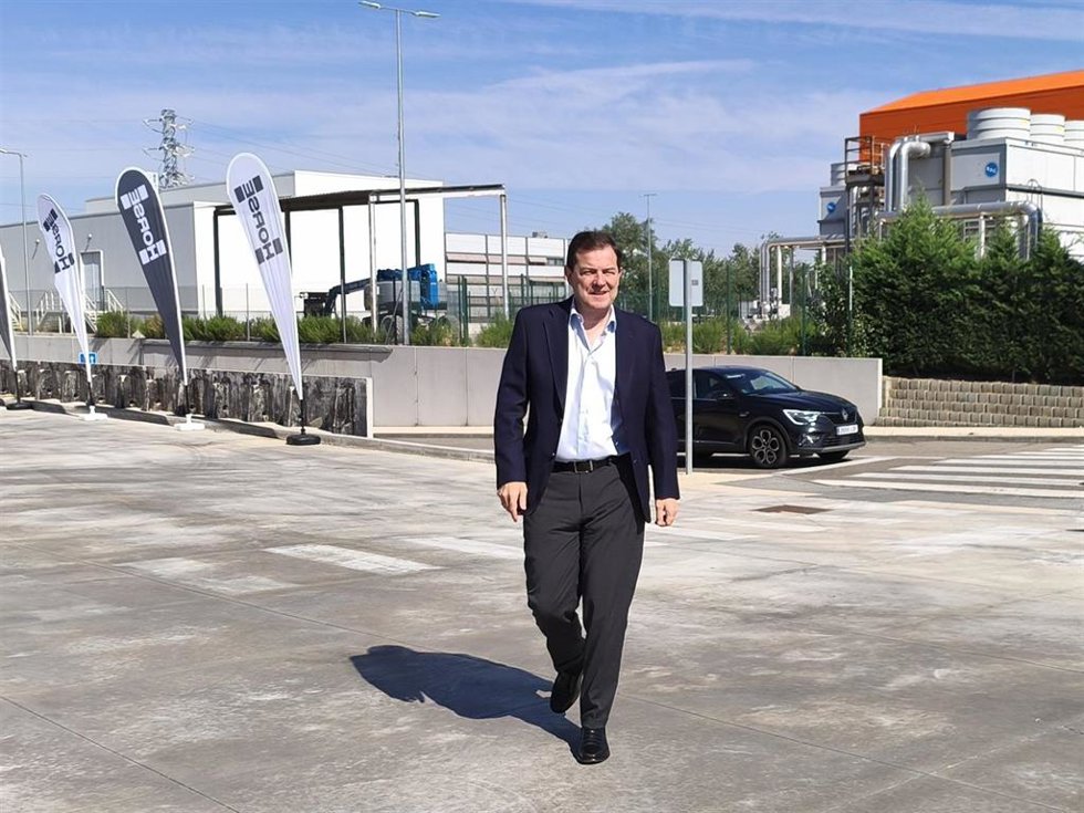 El presidente de la Junta de Castilla y León, Alfonso Fernández Mañueco, a su llegada a la factoría de Horse Powertrain en Valladolid.