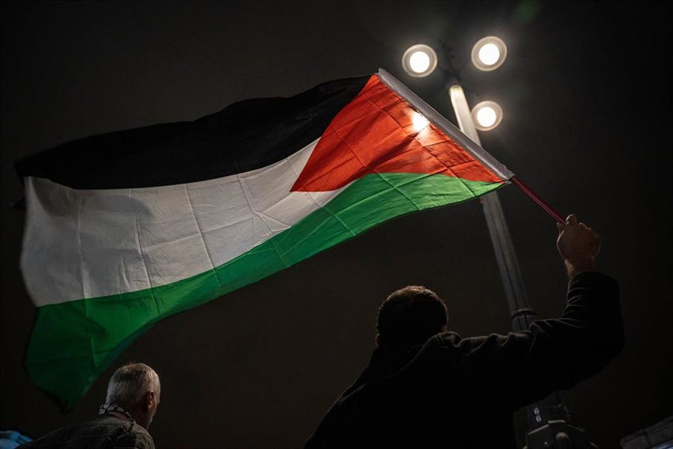 Archivo - Una bandera de Palestina durante una velada en homenaje y honor a las víctimas de Gaza.
