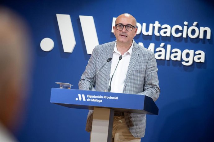 El vicepresidente y diputado de Cultura de la Diputación de Málaga, Manuel López Mestanza, en rueda de prensa.