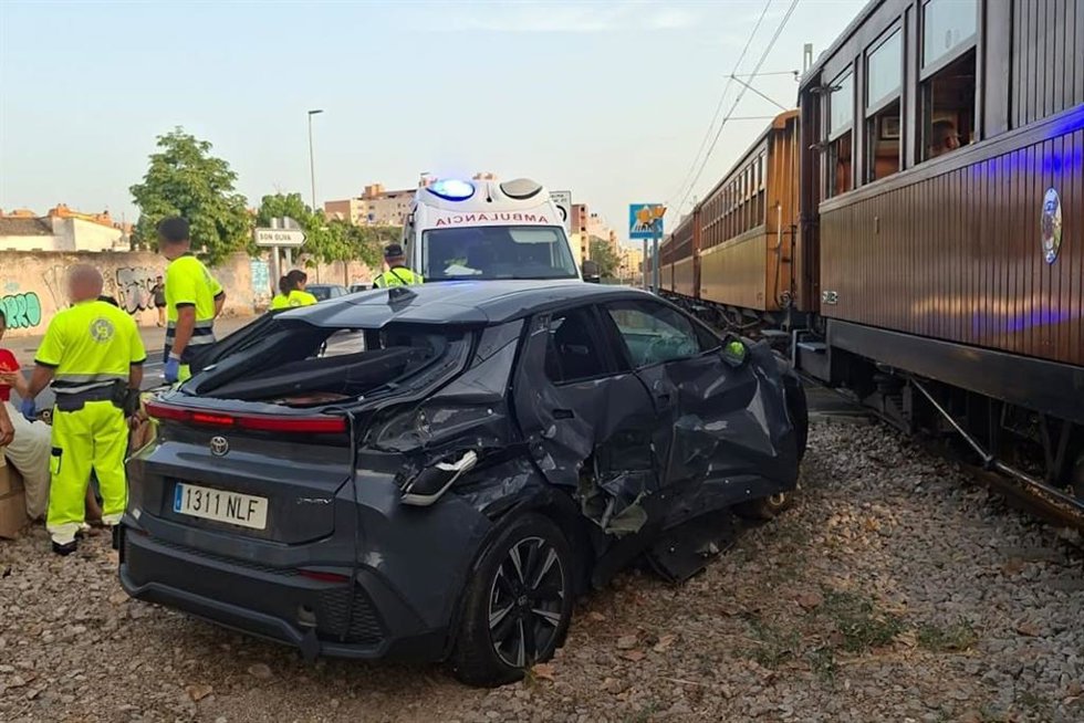 Un coche colisiona contra el tren de Sóller.