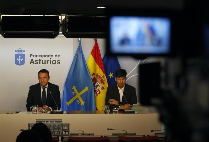 El consejero de Hacienda, Justicia y Asuntos Europeos y portavoz del gobierno, Guillermo Peláez, y el consejero de Ciencia, Industria y Empleo, Borja Sánchez, han informado en rueda de prensa sobre los acuerdos adoptados por el Consejo de Gobierno.