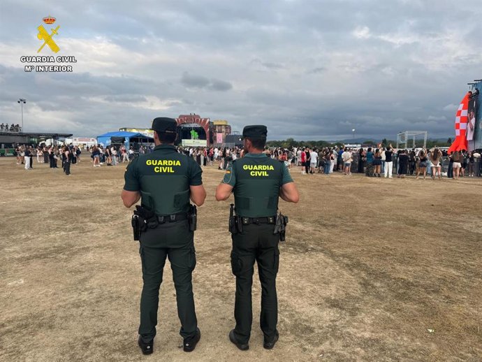 Dos agentes de la Guardia Civil supervisan el desarrollo del festival Boombastic de Llanera.