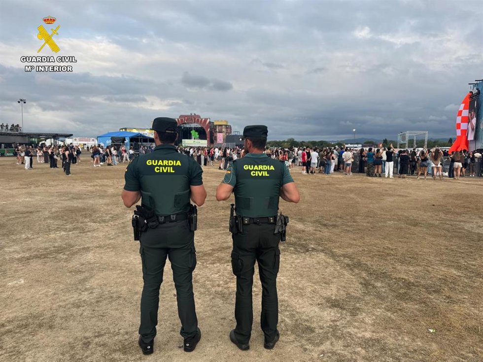 Dos agentes de la Guardia Civil supervisan el desarrollo del festival Boombastic de Llanera.