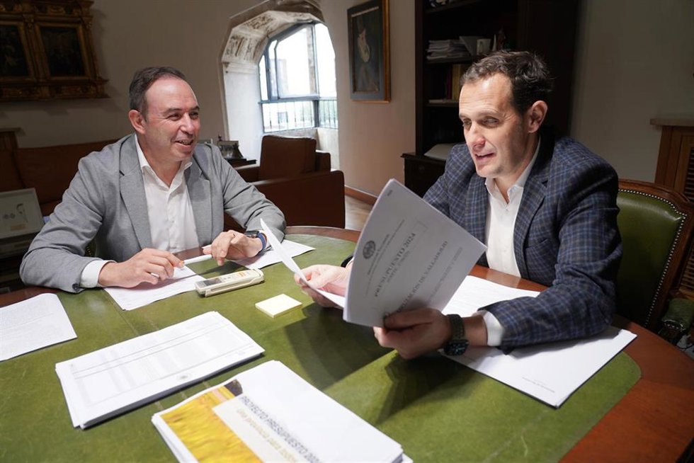Archivo - Presidente de la Diputación de Valladolid, Conrado Íscar, junto al vicepresidente primero, Víctor Alonso.