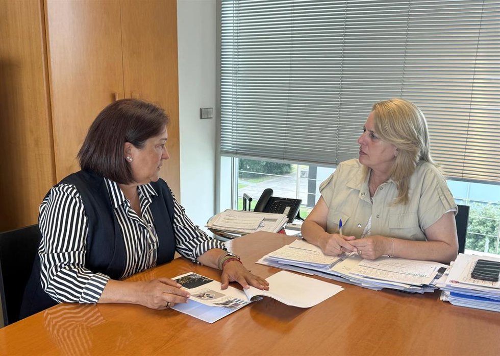 Archivo - La consejera de Desarrollo Rural, Ganadería, Pesca y Alimentación, María Jesús Susinos, recibe a la alcaldesa de Cabuérniga, Rosa Fernández