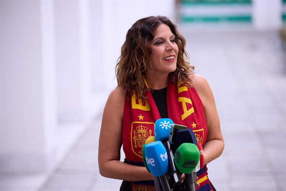 La portavoz adjunta del PSOE-A en el Parlamento andaluz Ángeles Férriz atiende a los medios.