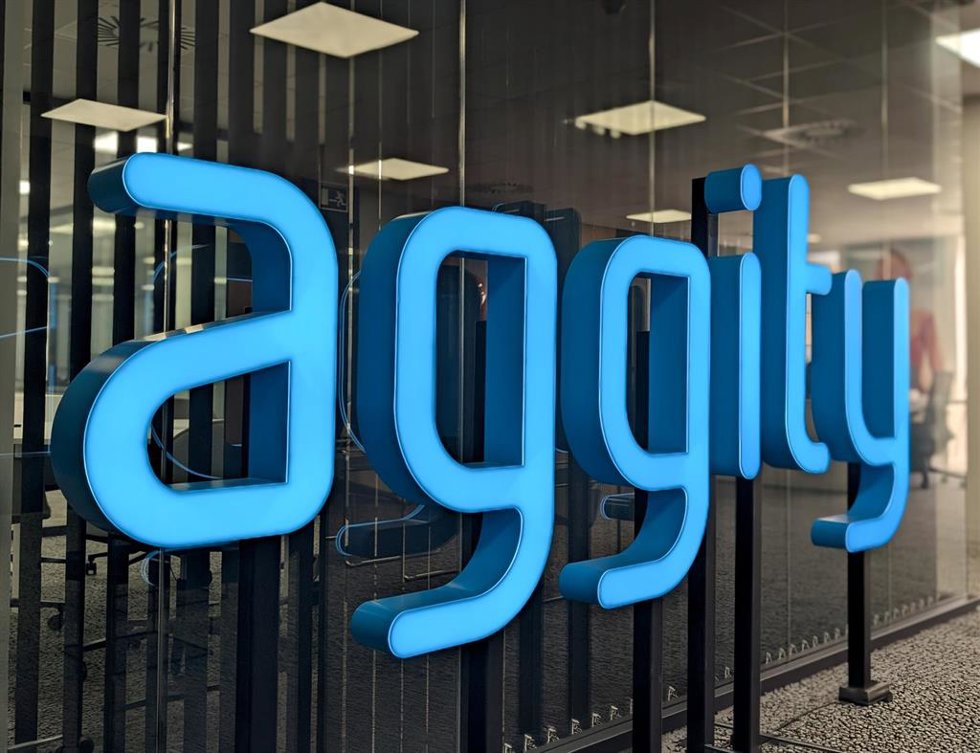 Logotipo del grupo tecnológico español aggity sobre una pared
