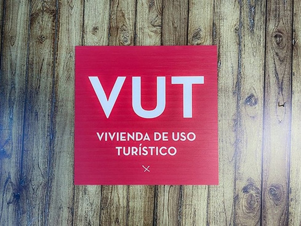Archivo - Cartel de vivienda de uso turístico en Cuenca