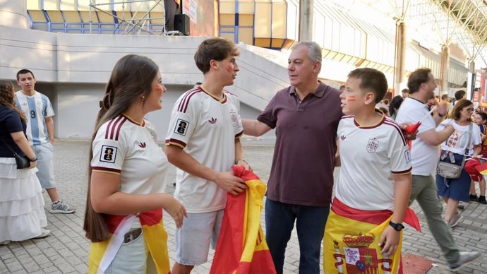 El alcalde saluda a algunos aficionados concentrados junto al Palacio de Deportes de San Pablo para ver el partido de la Final del Mundial a través de una pantalla gigante