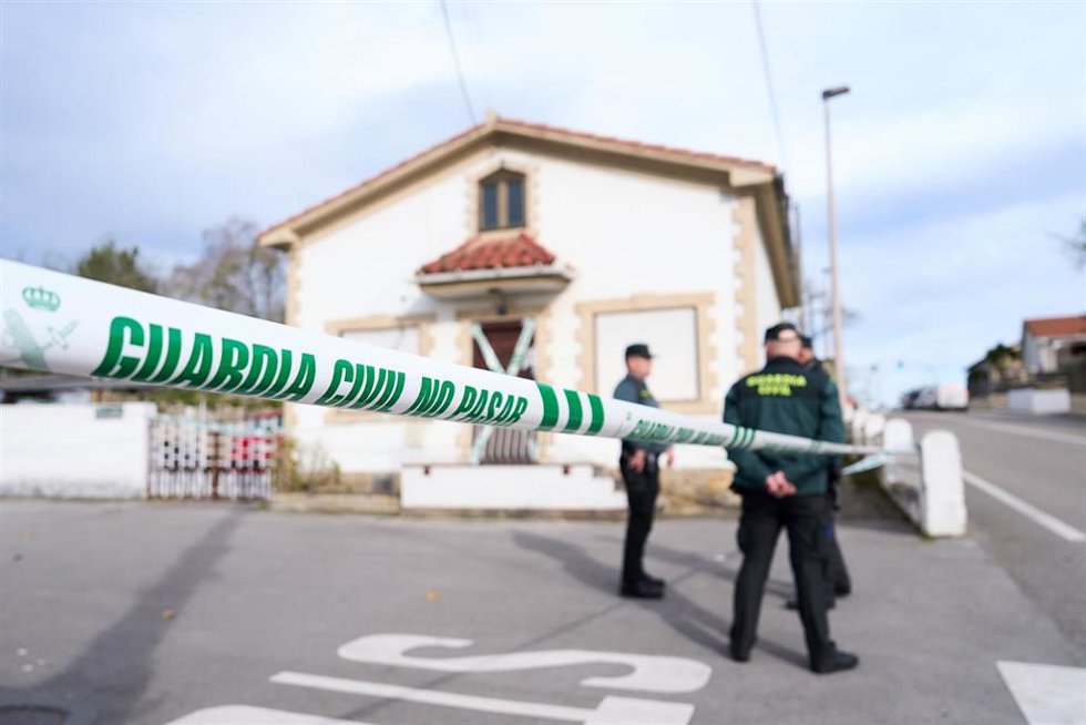 Archivo - Agentes de la Guardia Civil en las inmediaciones de la vivienda donde un hombre ha estrangulado presuntamente a su madre y después se ha suicidado ahorcándose, a 7 de marzo de 2024, Hinojedo, Suances, Cantabria (España).