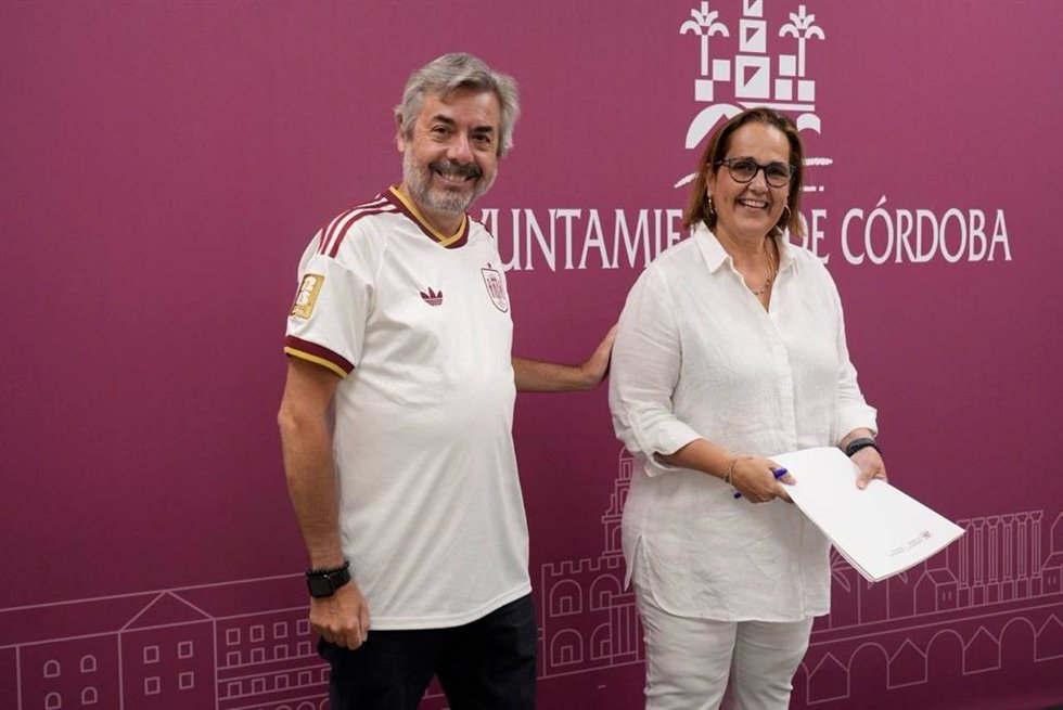 El portavoz del gobierno del Ayuntamiento de Córdoba, Miguel Ángel Torrico, con la camiseta de la Selección Española de Fútbol, y la delegada de Hacienda, Blanca Torrent.