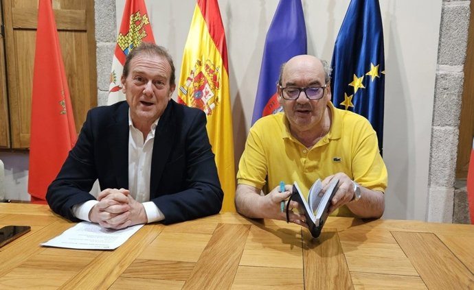 El concejal de Cultura de Ávila, Ángel Sánchez, y el coordinador, José María Muñoz Quirós, presentan 'Rondando la muralla'.