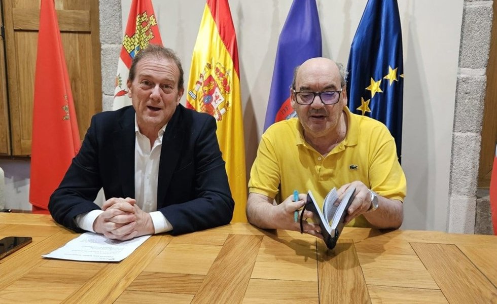 El concejal de Cultura de Ávila, Ángel Sánchez, y el coordinador, José María Muñoz Quirós, presentan 'Rondando la muralla'.