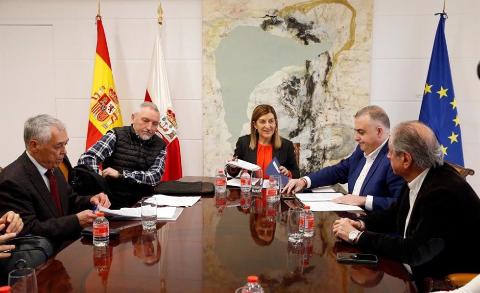 Archivo - Imagen de archivo de una reunión de la presidenta Buruaga con representantes de AMA.-ARCHIVO