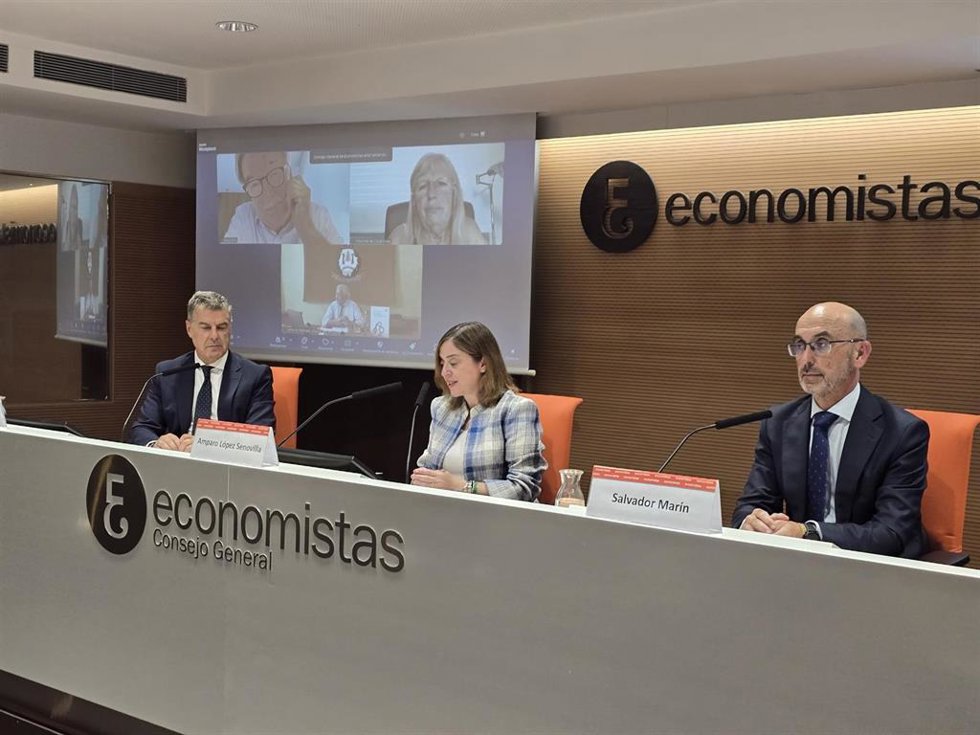 La secretaria de Estado de Comercio, Amparo López Senovilla, participa en la presentación del informe económico del Consejo General de Economistas.