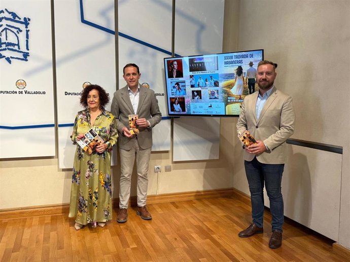 El presidente de la Diputación de Valladolid, Conrado Íscar, junto al alcalde del municipio, David de la Viuda, y la presidenta de la Fundación de Habaneras, Teresa Pérez Daniel, en el Palacio de Pimentel.