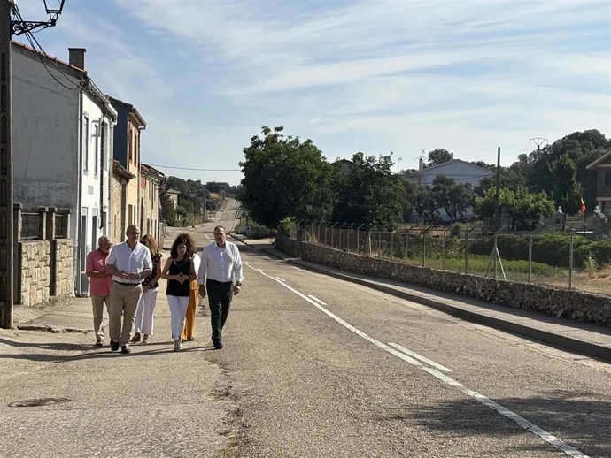 La consejera de Movilidad, en el centro, recorre la carretera ZA-321 donde se llevarán a cabo las obras de mejora.